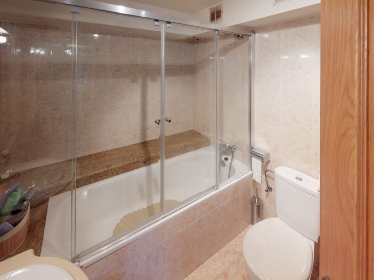 Pis-1-dorm-Andorra-Bathroom (1).jpg